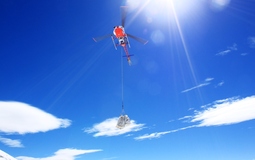 The helicopter dropping off supplies at the Gnefetti Hut